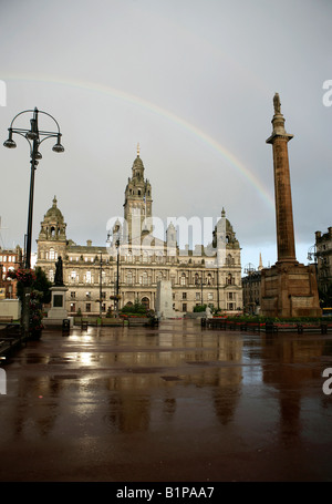 Città di Glasgow, Scozia. George Square con un arcobaleno sopra la città camere in background. Foto Stock