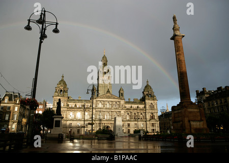 Città di Glasgow, Scozia. George Square con un arcobaleno sopra la città camere in background. Foto Stock