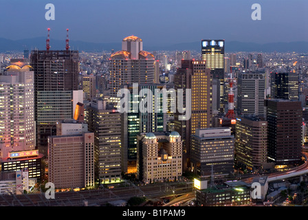 Twilight scende su central business district skyline di Umeda di Osaka in Giappone. Foto Stock