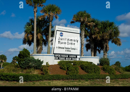 Il segno di ingresso e tendone per il John F Kennedy Space Center Complesso visitatori in Cape Canaveral Florida Foto Stock