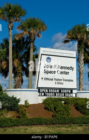 Il segno di ingresso e tendone per il John F Kennedy Space Center Complesso visitatori in Cape Canaveral Florida Foto Stock