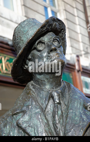 Una statua di James Joyce, uno di Irlanda più famosi romanzieri, su O'Connell Street, Dublin Foto Stock