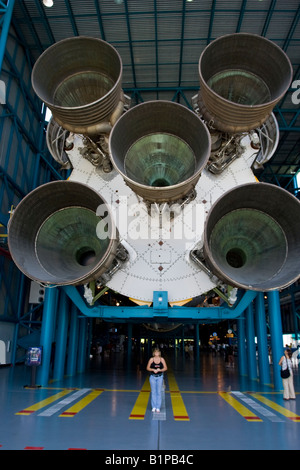 Vista posteriore di Saturno 5 motori a razzo a John F Kennedy Space Center di Cape Canaveral Florida USA Foto Stock