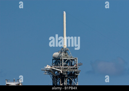 Close up Space Shuttle Launch Pad e la grande asta parafulimne alla Cape Canaveral Air Station Florida USA Foto Stock