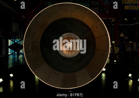 Visualizzare nel cono di un Saturn 5 motore di razzo a John F Kennedy Space Center di Cape Canaveral Florida USA Foto Stock