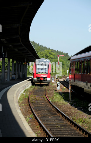 Deutsche Bahn, pelucchi tipo 2 Unità Multiple avvicinando Goslar stazione Montagne Harz, Sassonia, Sassonia-Anhalt, Germania, Deutschland Foto Stock