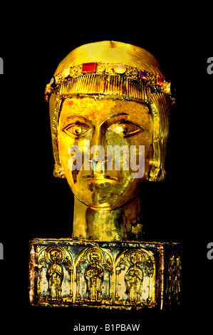 Il Reliquario principale di Saint Eustace in repoussé dorato d'argento con corona filigranata incastonata di gemme, 1180-1200, Tesoro della Cattedrale di Basilea, British Museum, Foto Stock
