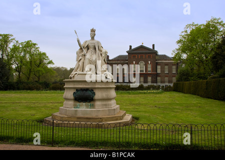 Queen Elizabeth II statua, Kensington Palace, London Inghilterra England Foto Stock