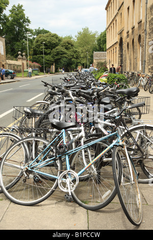 Una fila di biciclette parcheggiate sul percorso in Oxford Foto Stock