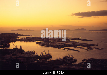 Vista ovest attraversando la porta e Ria de Vigo da Castillo del Castro al tramonto, Isole Cies in background, Vigo, Galizia, Spagna Foto Stock