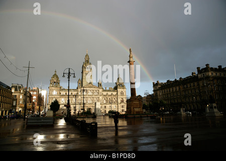 Città di Glasgow, Scozia. George Square con un arcobaleno sopra la città camere in background. Foto Stock