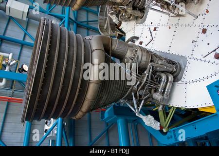 Vista laterale di un Saturn 5 motore di razzo a John F Kennedy Space Center di Cape Canaveral Florida USA Foto Stock