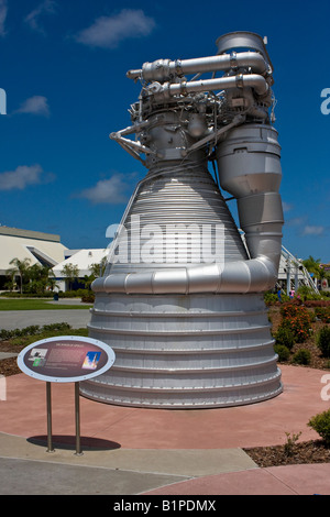 Vista laterale di un Saturn 5 motore di razzo a John F Kennedy Space Center di Cape Canaveral Florida USA Foto Stock