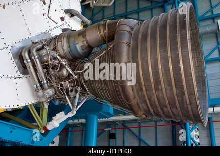 Vista laterale di un Saturn 5 motore di razzo a John F Kennedy Space Center di Cape Canaveral Florida USA Foto Stock