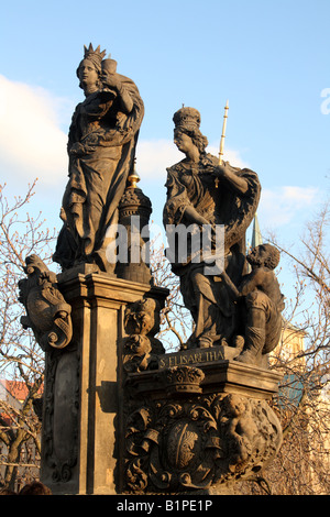 Statua di Santa Barbara, Margherita ed Elisabetta di Turingia sul Ponte Carlo da Ferdinand Brokoff 1707 a Praga, Repubblica Ceca Foto Stock