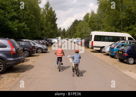 Ragazzi in bici nel Parco auto al Center Parcs a Elveden vicino a Thetford, Regno Unito Foto Stock