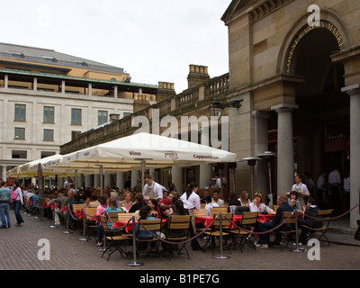 Sala da pranzo esterna in Covent Garden Piazza pedonale, London Inghilterra England Foto Stock