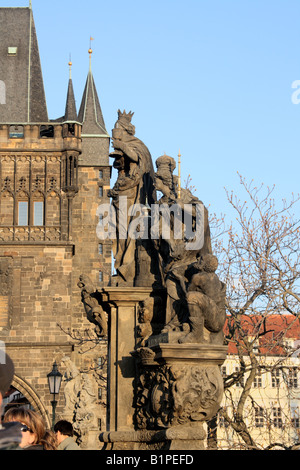 Statua di Santa Barbara, Margherita ed Elisabetta di Turingia sul Ponte Carlo da Ferdinand Brokoff 1707 a Praga, Repubblica Ceca Foto Stock