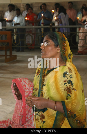 Le donne in adorazione, Gesù Bambino Chiesa Cattolica , Bangalore , India Foto Stock