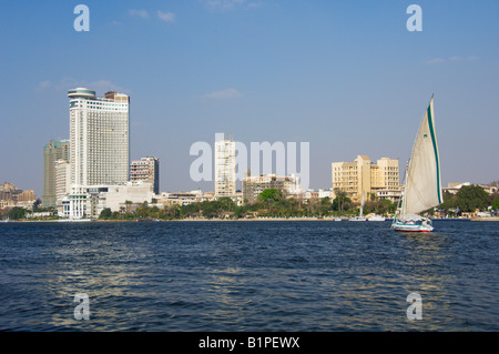 Il Grand Hyatt Hotel con una Feluca in barca a vela sul fiume Nilo in Il Cairo Egitto Foto Stock