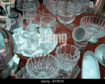 Vetreria assortiti in stallo del mercato Foto Stock