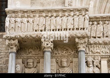 Dettaglio del lato della porta principale sulla facciata ovest della cattedrale di St Trophime, Place de la Republique, Arles, Provenza. Foto Stock