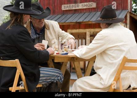 Rievocazione dei cowboy giocare a poker in un americano di vecchia città western Foto Stock