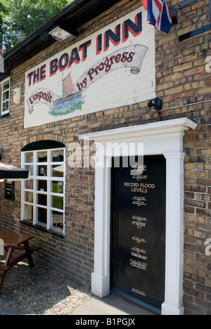 La barca Inn, Jackfield, Ironbridge, Shropshire che mostra i record di inondazione dal fiume Severn sulla porta Foto Stock