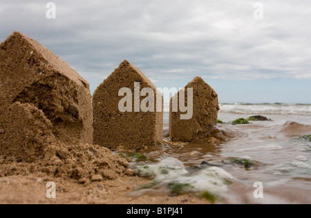 Sbriciolare La sabbia forma case in miniatura Foto Stock