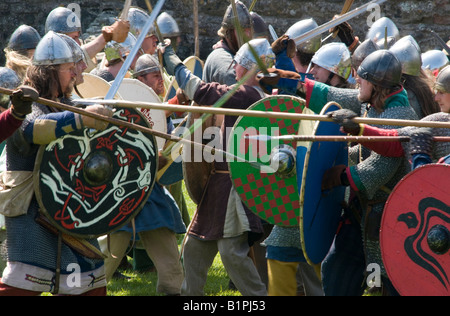 I vichinghi da una nuova promulgazione gruppo su Lindisfarne che il vero vichinghi notoriamente invaso in AD794 Foto Stock