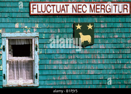 Fluctuat nec mergitur, il motto latino di Parigi, Francia, è visibile su una casa sulla Ile aux Marin, Saint Pierre e Miquelon Foto Stock