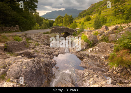 Ashness ponte con le viste verso Derwentwater Keswick Lake District Cumbri REGNO UNITO Foto Stock