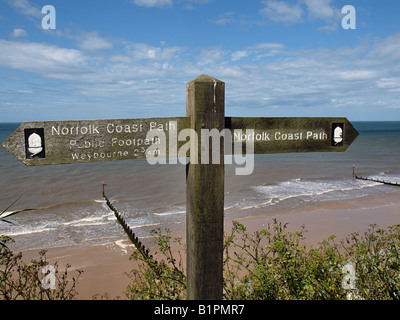 Dito di legno post che mostrano la direzione di NORFOLK COAST PATH A SHERINGHAM NORTH NORFOLK England Regno Unito Foto Stock