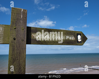 Dito di legno post che mostrano la direzione di Norfolk coast path a Sheringham north norfolk England Regno Unito Foto Stock