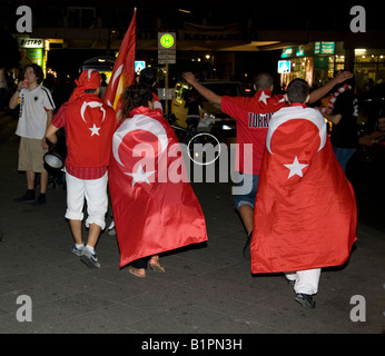 Turkish fans celebrando a Berlino Germania anche dopo aver perso per la Germania. Berlino ha una grande popolazione turca Foto Stock