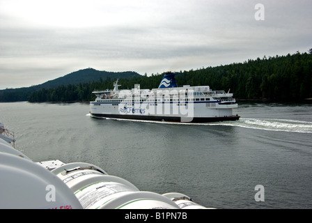 British Columbia traghetti passeggeri e auto, ferriy a Vancouver Island passando nel passaggio attivo Foto Stock