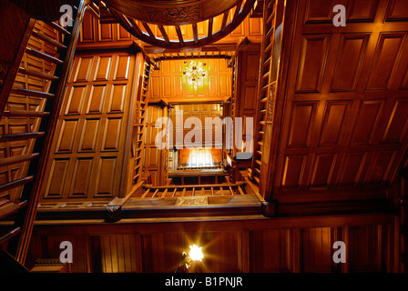 Il magnifico Arkansas scalinata in legno di quercia a Castello Craigdarroch in Victoria BC Foto Stock