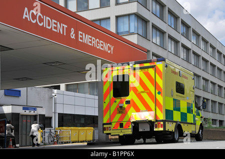 Ambulanza a&e parcheggiata presso l'ospedale NHS con accesso diretto al reparto di emergenza e incidente St Thomas Hospital Lambeth Londra Inghilterra Regno Unito Foto Stock