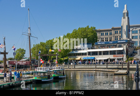 Victoria British Columbia Canada porto interno con due ormeggiati Victoria Harbour Ferries sinistra e informazioni al Centro a destra Foto Stock