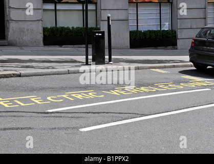 Westminster città Consiglio Fornitura di Elektrobay stradale del veicolo elettrico colonna di ricarica con parcheggio dedicato bay Foto Stock