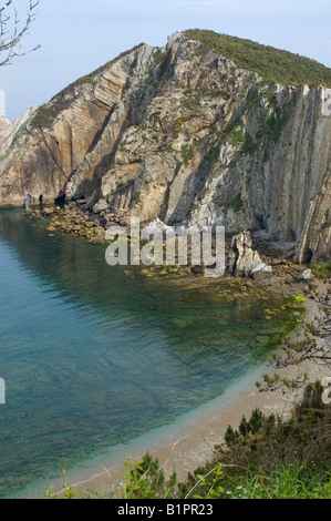 Silenzio spiaggia vicino Castañeras nella regione delle Asturie spagna Foto Stock