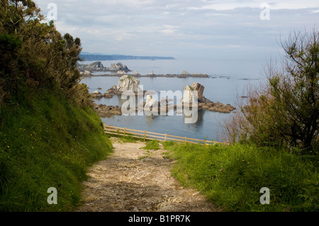 Silenzio spiaggia vicino Castañeras nella regione delle Asturie spagna Foto Stock