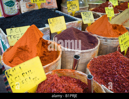 Cestini di spezie colorate orizzontali di colore arancione e rosso spezie impilati in bianco tessuto cesti attirare acquirenti Foto Stock