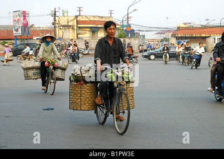 Il traffico in bicicletta ad Hanoi, Vietnam Foto Stock