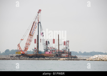 Opere di ingegneria parte del progetto MOSE Venezia è sulla linea del fronte della battaglia contro il cambiamento climatico Foto Stock