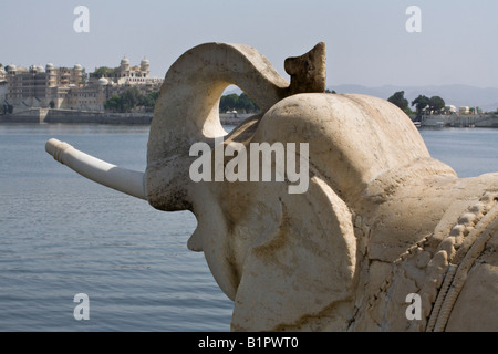 Una pietra scolpita protezioni di elefante il palazzo su JAGMANDIR isola nel lago Pichola che è stato costruito in 1620 UDAIPUR RAJASTHAN IN INDIA Foto Stock
