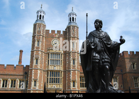 Statua di Enrico vi (fondatore) e Lupton's Tower, scuola cantiere, Eton College di Eton, Berkshire, Inghilterra, Regno Unito Foto Stock