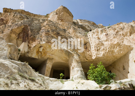 Resti di cave houses in Urgup regione della Cappadocia, Anatolia centrale Turchia Foto Stock