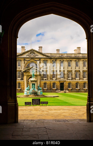 Principale o corte anteriore del King's College, Università di Cambridge, Cambridge, Inghilterra, Regno Unito osservata attraverso il servizio di Portineria Foto Stock