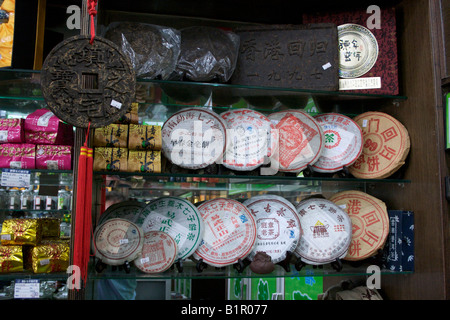 Cinese pu erh tè per la vendita come mattoni compressa o torte alcuni in avvolgimento di Shanghai in Cina Foto Stock